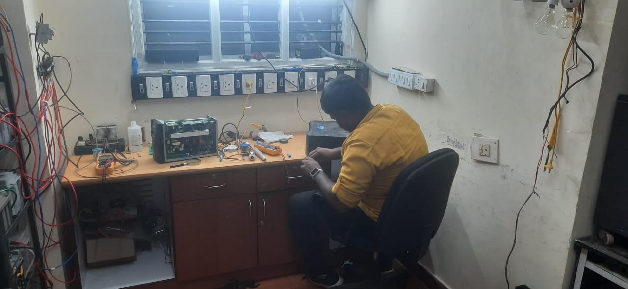 Inverter and UPS repair service center in Chamarajpet, Bangalore by Gravity Power Solution. Expert UPS repair, battery replacement, and AMC services for homes, offices, and industries.